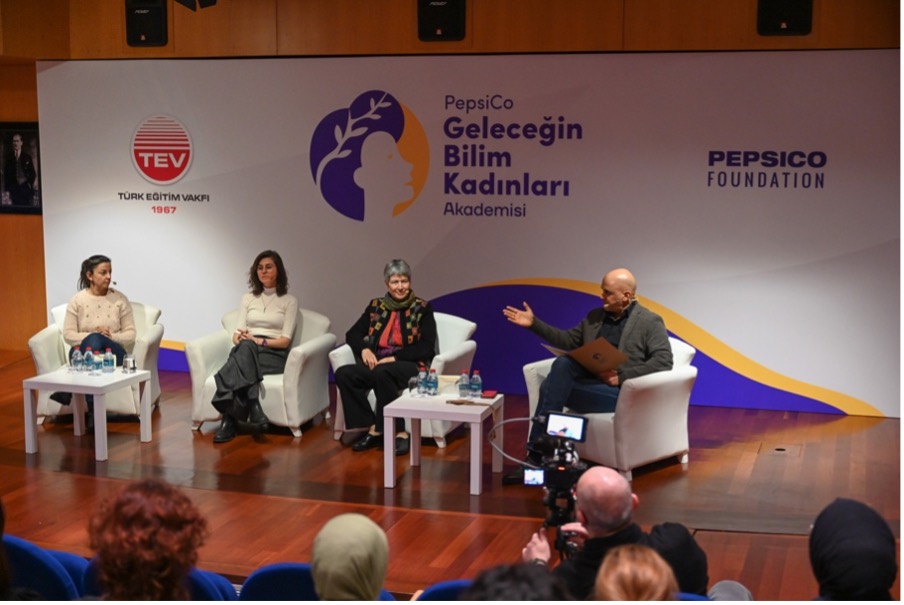BilimAkademisi's tweet photo. Geleceğin Bilim Kadınları panelinde @BilimAkademisi üyeleri Lale Akarun, Seda Keskin Avcı ve #BAGEP ödüllü Gözde Korkmaz deneyimlerini paylaştı. @PepsiCoTurkiye ve @TEVKurumsal iş birliğiyle yürütülen proje STEM alanlarındaki lisans öğrencilerine burs, staj ve mentörlük
sağlıyor. https://t.co/aO4M8VvrAH