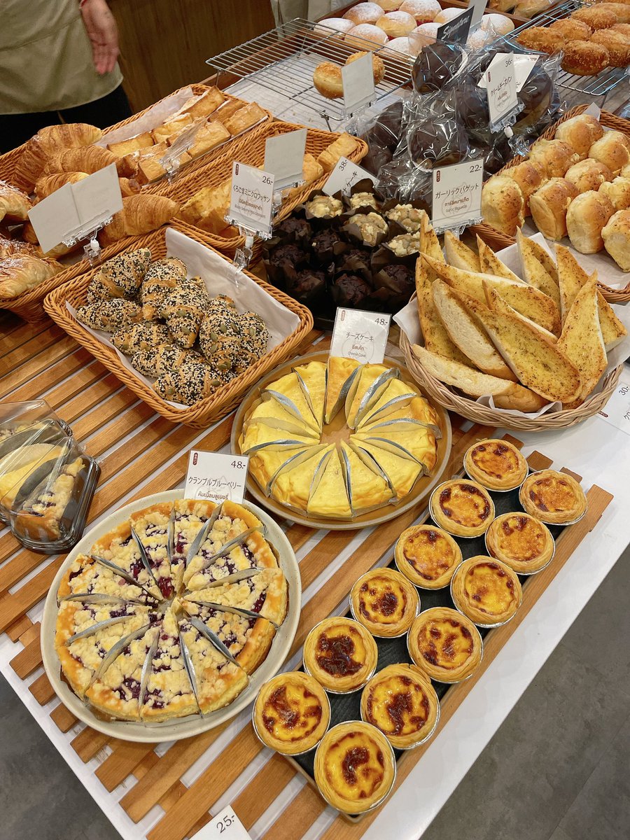 morningtable_'s tweet photo. 🍞ร้านขนมปังที่วังหลัง เคยลงป้ายยาไปแล้วรอบนึงตอนเค้าเปิดร้านใหม่ๆ ตอนนั้นขนมยังไม่เยอะมาก มาอีกทีวันนี้ขนมเค้าเต็มร้านเลย มีเค้กในตู้อีกนิดหน่อยด้วย ราคาน่ารัก https://t.co/Rc7KiiMe5T