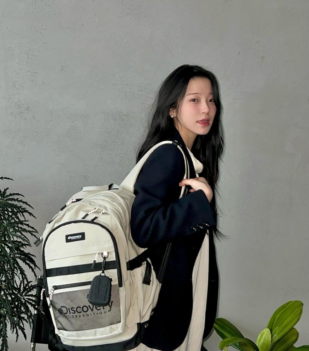 fiq_D_flover's tweet photo. 🍯 jiheonnibaek] -Instagram Update-

#Ads 
@/discoveryexpedition_kr

Light and big storage space
Get ready for the new semester with the Discovery Like Air Quantum backpack

#DiscoveryBackpack #NewSchoolBag #BackpackStyling #StudentBag

#백지헌 #BaekJiheon
#fromis_9 #프로미스나인 https://t.co/1b4jg3aBky