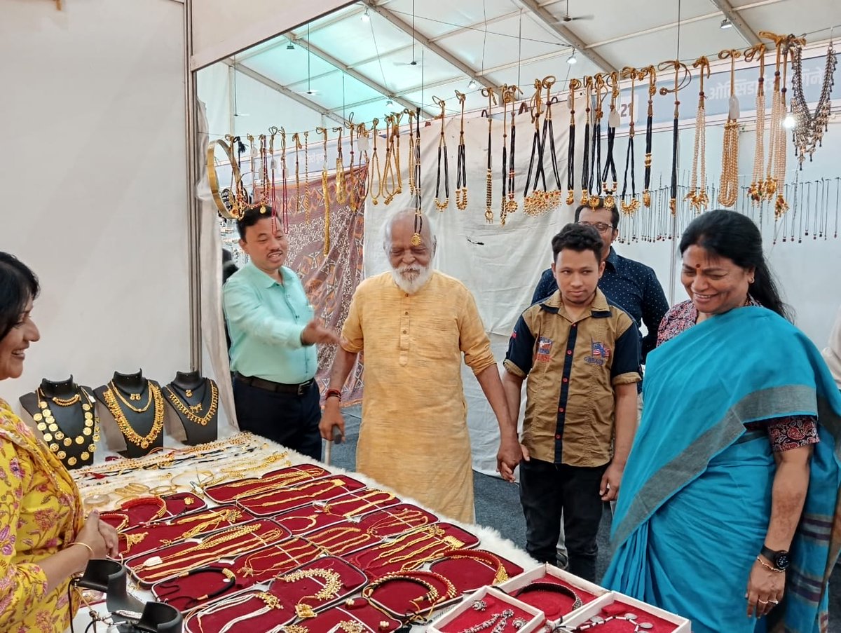 vimshine's tweet photo. Blessed to welcome Veteran Marathi film director, #Padmabhushan Shri.Dattatray Ambadas Mayaloo alias #Rajdutt at Mahakhadi KalaShristi 2024 @MMRDAOfficial Gtex Ground no.5, BKC... There's so much to learn from dedication to art & culture & movies... https://t.co/hiaOxDmwRp