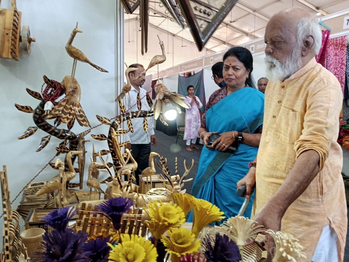 vimshine's tweet photo. Blessed to welcome Veteran Marathi film director, #Padmabhushan Shri.Dattatray Ambadas Mayaloo alias #Rajdutt at Mahakhadi KalaShristi 2024 @MMRDAOfficial Gtex Ground no.5, BKC... There's so much to learn from dedication to art & culture & movies... https://t.co/hiaOxDmwRp