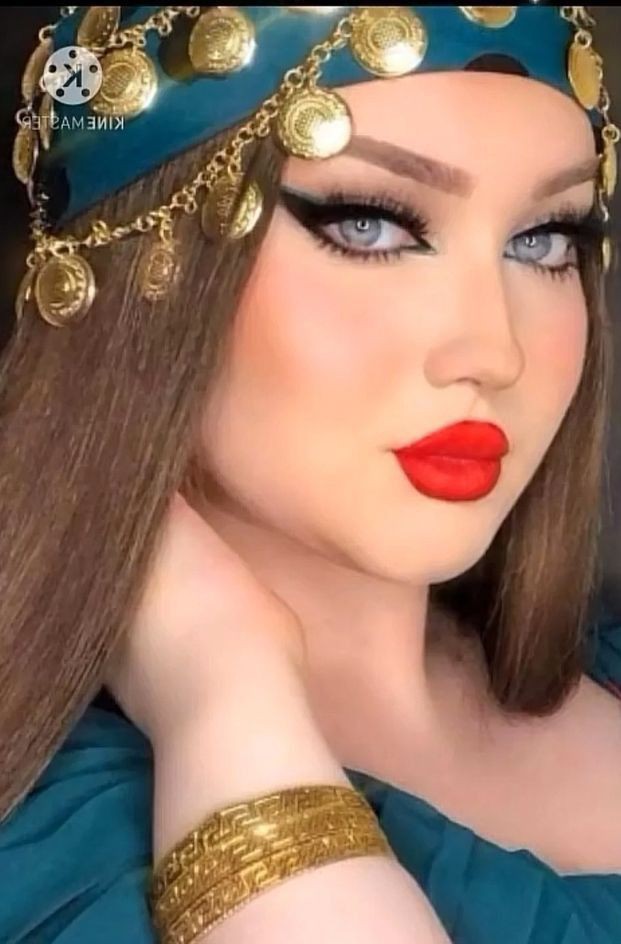 بختصـر لك نبـض قلبي  بكلمتين
(ايه احبك) واعشقك واموت فيك

ولاجـل  تستوعـب بعيـده  مرّتين
ايه  احبـك  ايه  احبـك  وافتديك