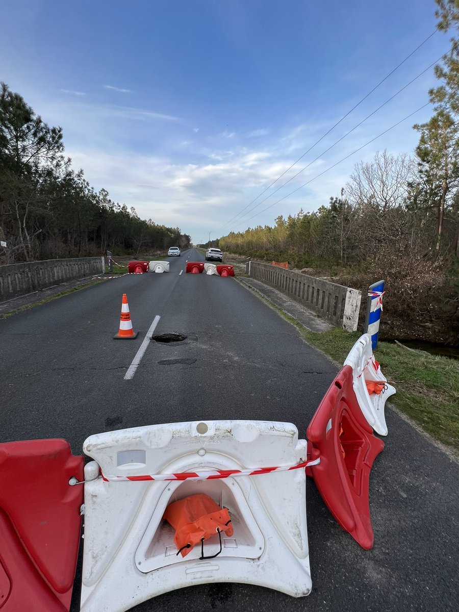 fabien_laine's tweet photo. Un trou dans la route départementale 46 qui menace s’effondrer entre #Sanguinet et #Parentis ! Des travaux qui vont prendre plusieurs jours!
En attendant il faudra passer par #Biscarrosse ! Belle journée à vous! https://t.co/Y8gPaHP7WF