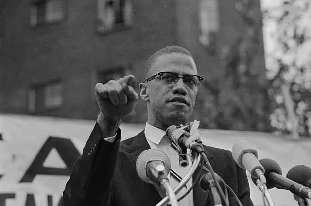 'È impossibile per una persona bianca credere nel capitalismo e non credere nel razzismo. Non si può avere il capitalismo senza il razzismo'. #MalcolmX (19 maggio 1925 - #21febbraio 1965)