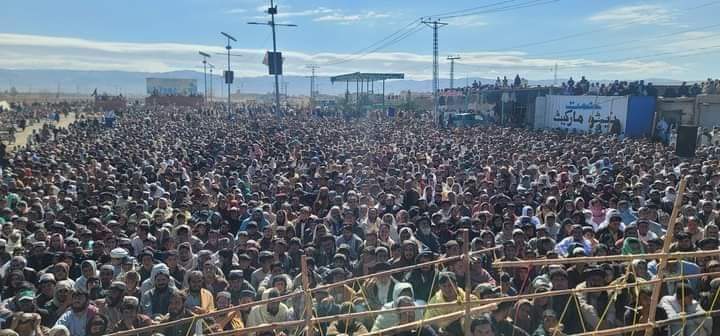 MKAchakzaiPKMAP's tweet photo. پشتونخوا ميپ کے چيرمين محترم مشر محمود خان اچکزئی سپین بولدک اور چمن کے درمیان باب دوستی پر دونوں طرف اباد مقامی قبائل کی پیدل آمدورفت اور جائز تجارت پر پابندیوں کے خلاف جاری چمن احتجاجی دھرنے شريک https://t.co/Un9D1yqGxS