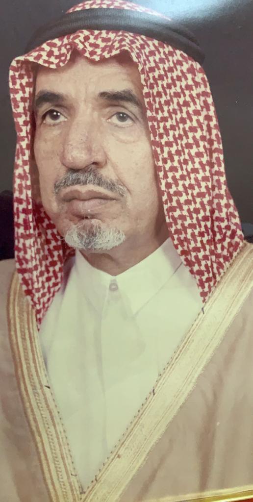 fahad_alkulaib's tweet photo. المربي الفاضل والانسان الخلوق الوجيه فوزان بن عبد العزيز الحمين العبد اللطيف- رحمه الله ولد في مدينة الزلفي عام 1352 هـ ونشأ فيها في بيت فضل، وصلاح، فنشأ محبًا للعلم راغبًًا في تحصيله ،فدخل كتابًا في بلدته الزلفي، وهو في سن التمييز، وكانت الكتاتيب في ذلك الوقت لا تتجاوز في تعليمها قراءة القرآن الكريم في المصحف، وتعليم الخط و مبادئ القراءة والكتابة ،فقرأ القرآن الكريم على يدالشيخ زيد بن محمد المنيفي- رحمه الله، وكذلك على الشيخ عبد الله بن احمد المنيع- رحمه الله -ثم أخذ مبادئ التوحيد على يد الشيخ حمدان بن احمد الباتل- رحمه الله- ولما طاقت نفسه ،وعلت همته إلى الالتحاق بالدراسة النظامية لم يكن في مدينه الزلفي آنذاك مدارس نظامية فانتقل إلى المنطقه الشرقية ،والتحق بمدرسة الهفوف الأولى ،وذلك عام 1364هـ وانهى تعليمه الأبتدائي عام 1371هـ ثم درس المرحلة المتوسطة بمدينة الدمام، وحصل على شهادة المرحلة المتوسطة عام 1374هـ وكان خلال فترة دراسته المتوسطة يعمل مدرسًا، حيث عمل مدرسًا بمدرسة الدمام الأولى خلال الفترة من عام 1372هـ إلى عام 1375 هـ يدرس مواد اللغه العربية ،وفي عام 1373هـ قام خادم الحرمين الشريفين الملك فهد بن عبد العزيزال سعود- رحمه الله- حينما كان وزيرًا للمعارف آنذاك بزيارة لتلك المدرسة وذلك خلال زيارته التفقدية لمدارس المنطقة الشرقية، واثناء تفقده للمدرسة ،دخل احد الفصول الدراسية التي كان يدرس بها المربي الفاضل فوزان الحمين- رحمه الله وكان يشرح للطلبة أحد موضوعات مادة اللغه العربية وبعد أن اخذ -رحمه الله- يناقش الطلبة  والملك يستمع اليه ،فلما فرغ من شرحه قال الملك فهد لفوزان الحمين:-( في الواقع انه ما يفيد البلد الا ابنائها) يقول المترجم- له عندما التقيت به كان لهذه الزيارة الأثر الكبير ،والبالغ في نفسي، كما كان لتوجيهاته الكريمة- رحمه الله- الأثر العظيم خلال مسيرتي العملية والتعليمية ،ثم أنتقل المترجم له للتدريس بمدرسة رحيمه الأولى الإبتدائية والمتوسطة خلال الفترة من عام 1376هـ إلى 1381 هـ،ثم عاد إلى مدينةالدمام، وعمل مديرًا للمدرسة الثانية بالدمام خلال الفتره من عام 1381هـ إلى 1387 هـ حيث اعيرت خدماته وعمل مديرًا لمكتب الحج والأوقاف بالدمام لمدة سنة واحدة ،ثم عاد وعمل مديرًا لشؤون الموظفين بالإدارة العامة للتعليم بالمنطقة الشرقية ،حتى احيل للتقاعد على وظيفة مدير الشؤون الإدارية عام ١٤١٢هـ وكان خلال فترة عمله بادارة تعليم المنطقة الشرقية له جهود كبيرة ،ومواقف انسانية، تذكر وتشكر وخاصة لفئات ذوي الاحتياجات الخاصة  وذوي الظروف الصعبة في التعليم ،اذ كان تعامله معهم فى منتهى الإنسانية من حيث التعيين والنقل ،وترك  له اثرًا وبصمة من الذكر الحسن، والسمعة العطرة، في المنطقة الشرقية، ومحافظة الزلفي إذ كان يعمل ويسعى بكل طاقاته  لكل ما فيه المصلحة العامة، ويسعى لقضاء حوائج الناس، وكان مثال للأمانة، والنزاهة،والصدق، والوضوح، والاخلاص،والمثابرة،و للمترجم له نشاطات متنوعة، وله مشاركات كثيرة ومتعددة أدبية، وثقافية، وعلمية، وله مشاركات في صحيفة الظهران التي كانت تصدر بالظهران ،وكذلك في صحيفه اليوم التي تصدر في المنطقة الشرقية ،وكانت مشاركاته عبارة عن مقالات ،وهو مثال للجد والاجتهاد والمثابرة  وله دور رئيس في المطالبة بمشاريع محافظة الزلفي منذ البدايات الأولى ،وكان يكتب الخطابات لرؤساء الدوائر والمصالح الحكوميةفي حياة والده، وعمه الشيخ احمد الحمين - رحمهما الله،وكان صديق لوالدي وكان كثير الثناء والدعاء والترحم عليه ،وكان دائم الاتصال بي و التشجيع منذ بدأت الكتابة عن الزلفي وتاريخه مثنيًا ومحفزًا ومشجعًا  لكي استمر على هذا النهج والتوجه، ولقد تخرج على يديه افواج  عديدة من الطلبة الذين نهلوا واستفادوا منه ،إذ كان في يومه الدراسي ابًا ناصحًا، وموجهًا ،ومرشدًا لطلبته، وهو إلى ذلك كله يعتبر أديب عرف بالحكمة والحنكة وفصاحة الرأي، وهو من أهل العفاف والكفاف،والفضل، جواد كريم ، فقل أن يزور مدينةالدمام أحد  من أبناء الزلفي إلا ويستدعيه إلى بيته ويضيفه ،ويكرمه، ويتحفه بشيء من الحفاوة والتكريم،فيودعونه شاكرين له تلك الحفاوة والتكريم، مثنين عليه، وصار له ذكر حسن، وثناء شائع، وسيرة عطرة، وهو يعُد بحق واجهة الزلفي المشرفة هو واخوته عبدالرحمن ،وسعود ،ومحمد - رحمهم الله تعالى،وابنائهم الكرام في المنطقه الشرقيه ،عقب المترجم له  خمسة من الأبناء، و ثلاث بنات والأبناء هم :-(عبد الرحمن، وسعد - رحمه الله، وفهد، وحمد وبندر،وعبد العزيز) ولا زال على حاله الحميدة وصفاته الكريمة حتى وافته المنيه يوم الأحد ٨/ ١/ ١٤٣٨هـ وصلى عليه بجامع الإمام فيصل بن تركي،وأسف الناس لوفاته ،اذكان لوفاته رنة اسى، وحزن ودفن بمقبرة الخالدية- رحمه الله رحمة واسعة واسكنه فسيح  جناته #الزلفي
