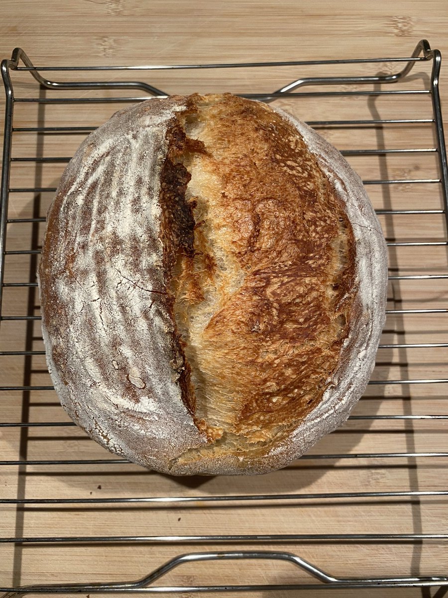 YanlanMao's tweet photo. That Yes! Perfect result feeling! #bakingisscience #sourdoughbread https://t.co/DqNF6UXaAO
