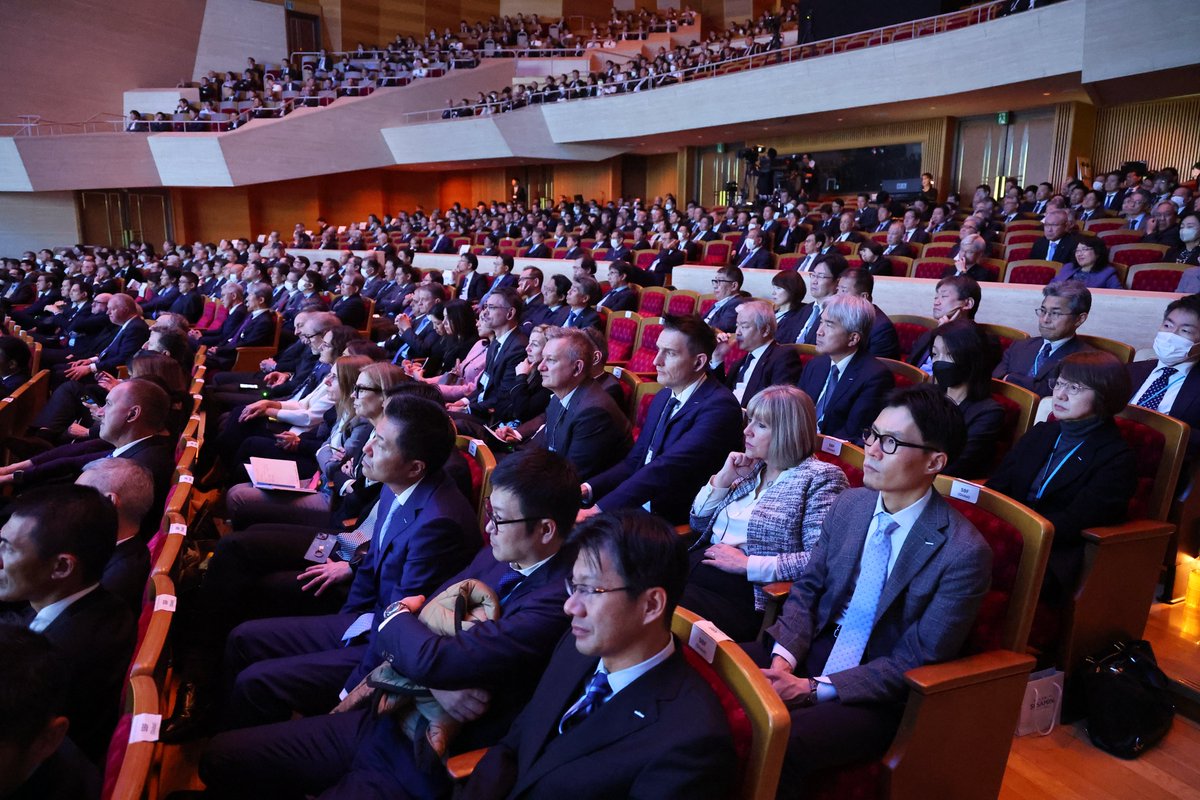 Almost 1,000 Suntorians from around the world came together at Suntory Hall in Tokyo in January for the annual Suntory Group Global Conference.  A further 1,300 joined online to hear presentations from the Group’s executive leaders including President and CEO, Tak Niinami,