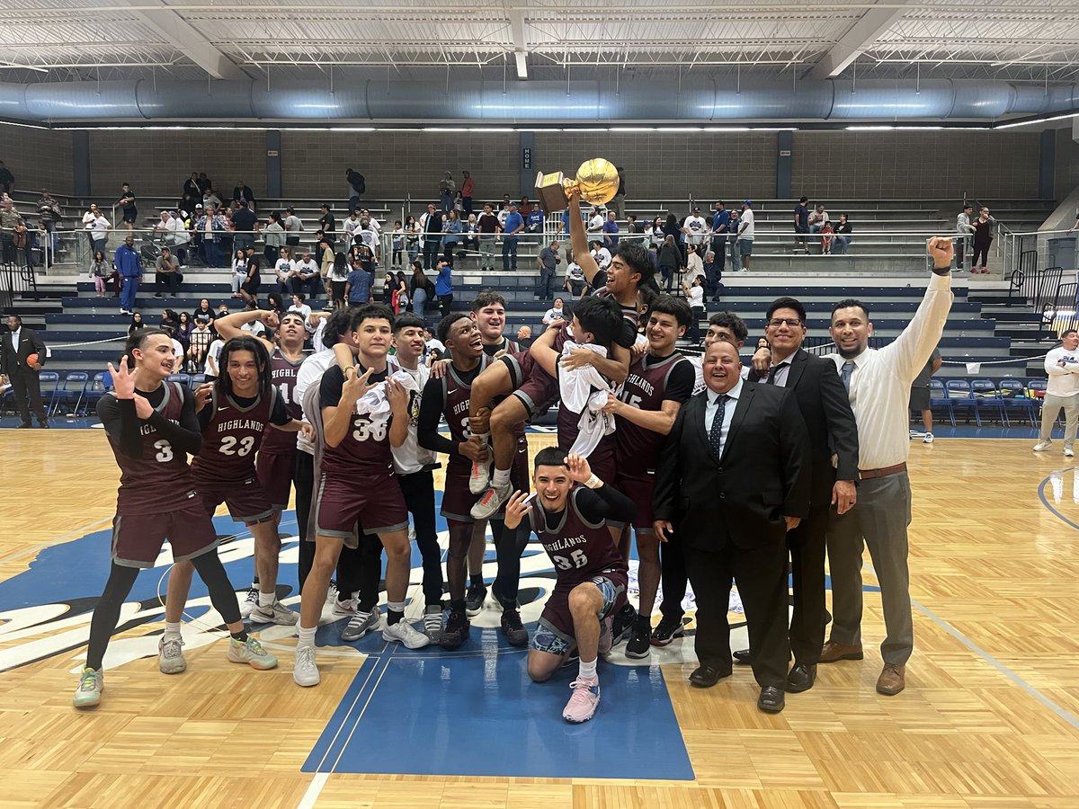 marissamuniz14's tweet photo. Congratulations to the Highlands Mighty Owls for defeating South San 54-52! Way to come back from a 20 point deficit to capture the Bi- District Championship! On to the Area Round!🦉 https://t.co/SvwSkR83W6