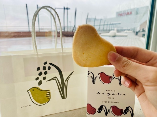 FukuokaAirport's tweet photo. ／
新商品のお知らせ📢
＼
国内線2階  #SWEETSHALL 内 Frau Atsuko Kayashinaの新商品「米粉のクッキーひよね(さつまいも)」をご紹介します✨サクッとしっとり焼き上げた野菜本来の味わいを生かした彩鮮やかでかわいいクッキーです🐤
他にも、とまと味など6種類販売中です🍅
#福岡空港 #お土産 https://t.co/ciYOtqgjE3