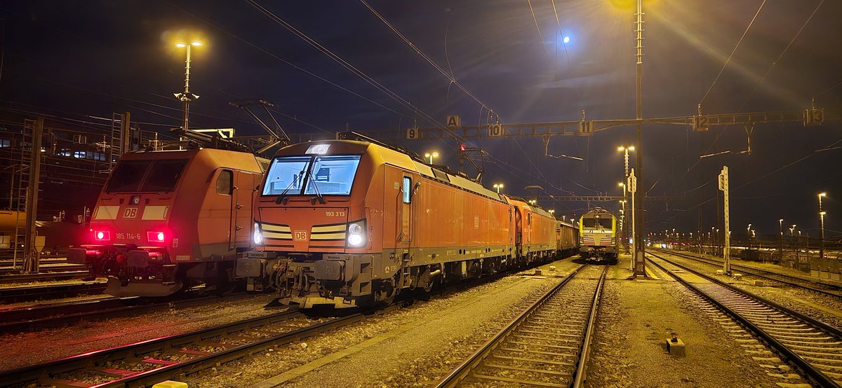 TWeinlein's tweet photo. Guten Morgen aus Basel RB ✌️
Es geht mal wieder mit dem #Tonzug nach Domo🇮🇹.
2 Kollegen von der #Reserve haben mir einen Loktausch gemacht, da der Zug mit 2x #BR185 ankam.
Für mich ging es also ganz entspannt an den bereits vorbereiten Zug.
Dann mal auf in den Kampf 🤌 https://t.co/qsmUy3CZEp