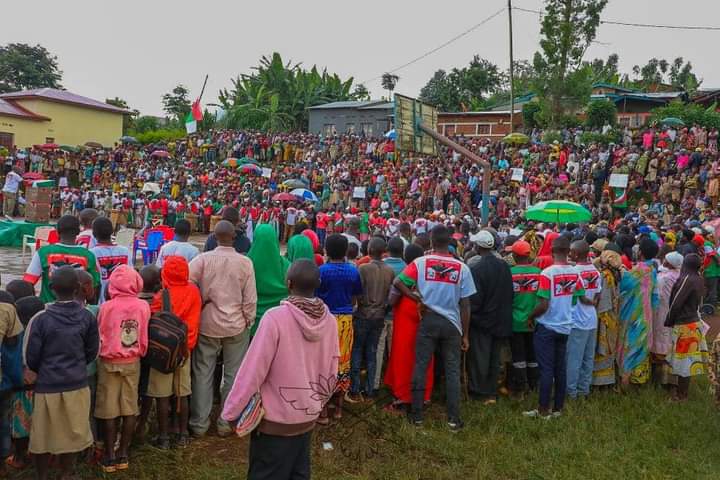 BwizaRadio's tweet photo. Kuvyara kurugero, gukura amaboko mu mpuzu bagakora nokwijukira gutera ibiti n'izo mpanuro umunyamabanga mukuru wa @CnddFdd @R_Ndikuriyo yatekereye abo muri zone #Rushubi, @CommuneIsare intara ya #Bujumbura kuri uyu wa kabiri 20/2/2024, aho yararamutse abagendera. #Burundi #bwiza https://t.co/PJLVTPSVCM