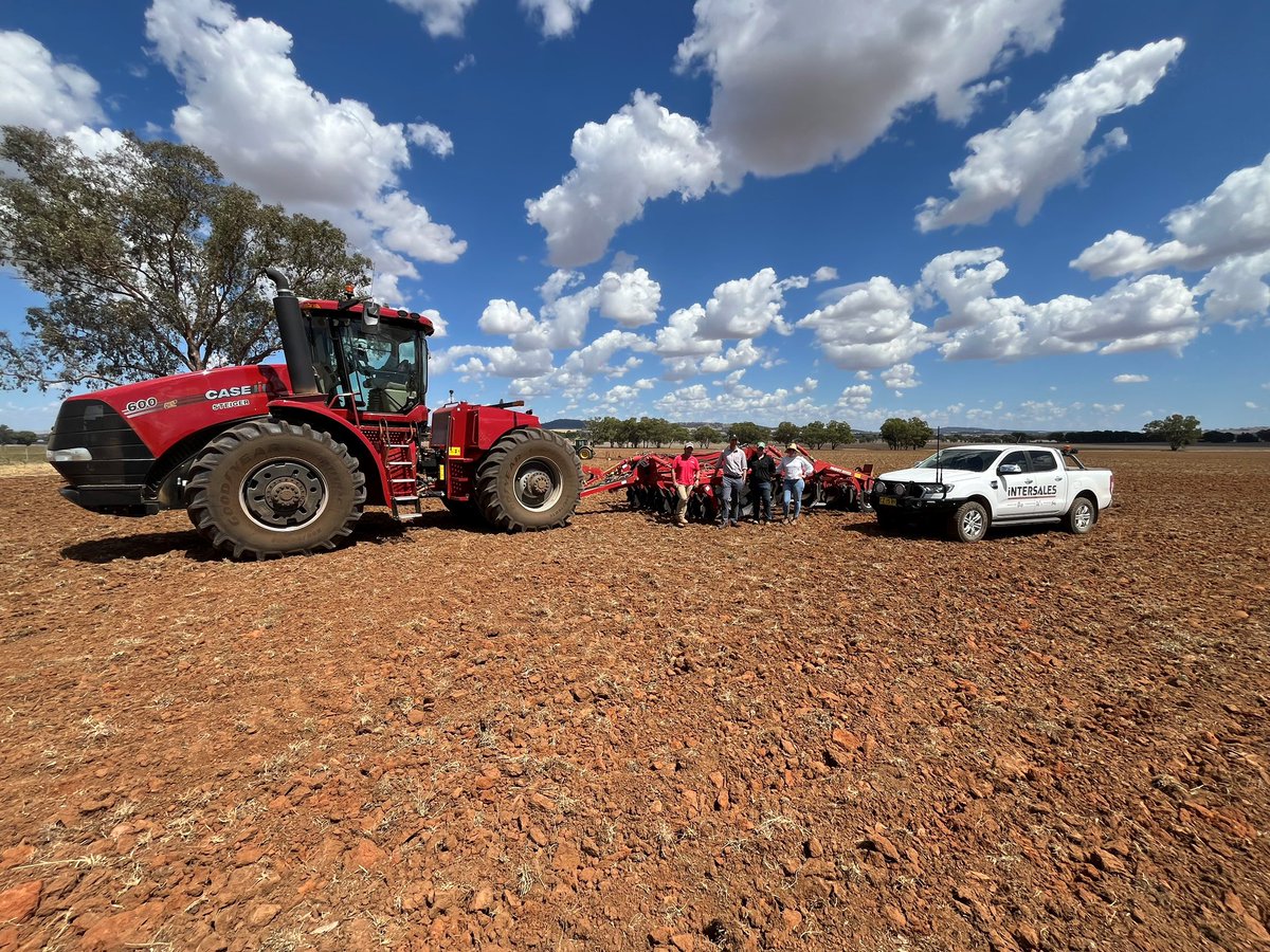 PhenologyisFun's tweet photo. Turning the first sod on the @Gulbali_Inst @DAFFgov long term research site @CharlesSturtUni @SouthernNSWHub focused on drought resilient mixed farming systems 🌾🌼🌱🐑🥩
Big thanks to the #intersales team @CaseIHAus and #horsch @muddyriver_ag for helping us #makeithappen 🚜 https://t.co/OnpAXxrRvF