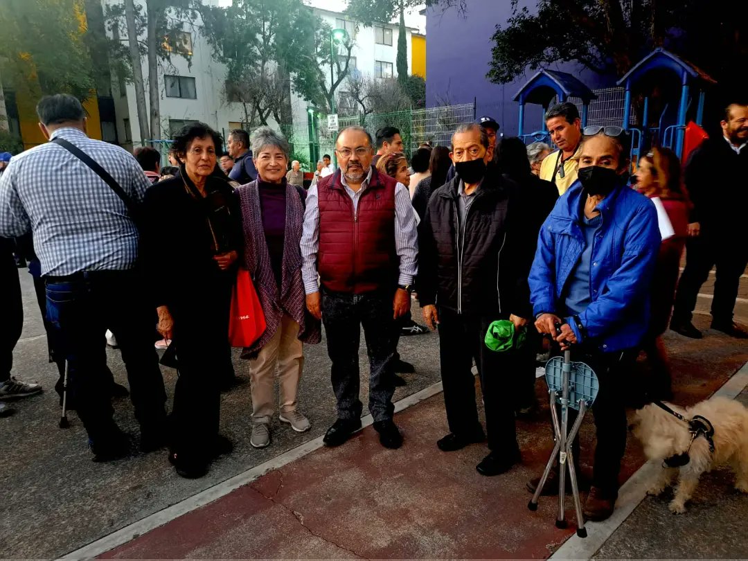 AO_CasaDeGob's tweet photo. #ElAguaEsUnDerecho
La #PROSOC,#SACMEX,Concertación Política y @AlvaroObregonPC en asamblea informativa con la UH Plateros referente al cambio de válvulas de la cisterna C1 evitando la perdida de miles de L de agua.
@GobCDMX
@martibatres
@juangerardolh
@erika_jurez 
Roberto Azbell https://t.co/iCmpXikivb