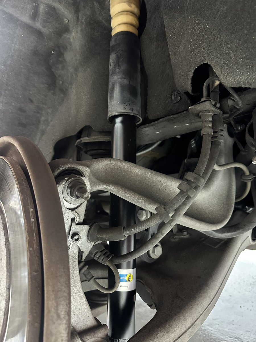 TeamLegendMotor's tweet photo. Audi A4 
-Bilstein B4 suspension strut replacement 

#audi #a4 #bilsetin https://t.co/vwe7HhKyVK