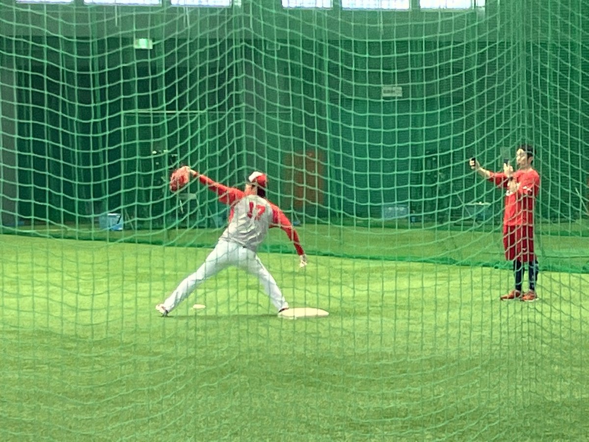chugoku_carp's tweet photo. 本日も常広投手は室内で個別キャッチボール。スピンの効いた球を投げています。#carp https://t.co/vwc1b5Ab7F