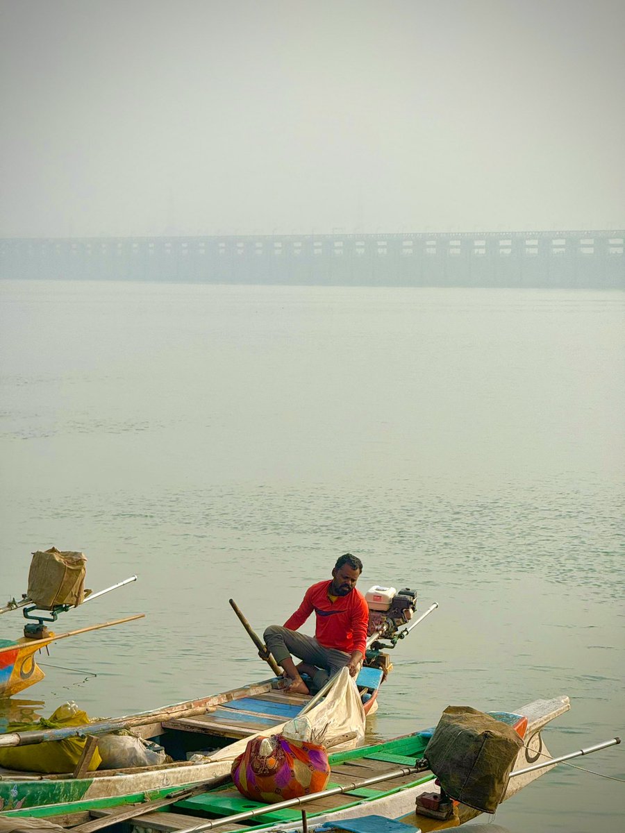 moddagudu6969's tweet photo. Tales of krishna river🎣🏞️

#vijayawada #krishnariver #AndhraPadesh https://t.co/vDVuxr0SBz