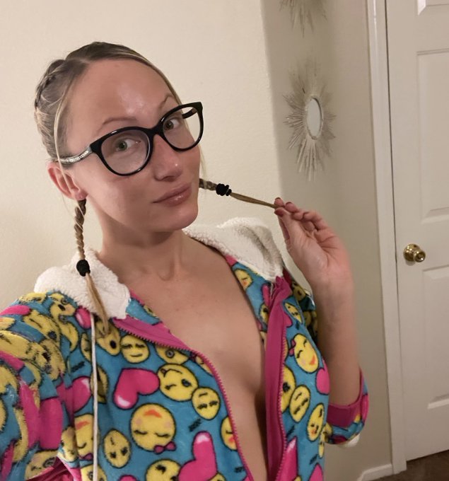Sick AF but still cute AF 😝🤪😜😋😘  Come keep me company tonight on my onlyfans and or sextpanther 😇❤️   🍜🤧🤒