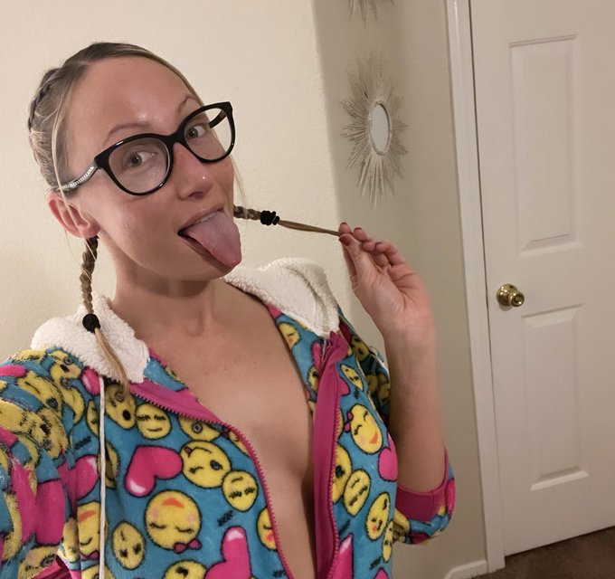 Sick AF but still cute AF 😝🤪😜😋😘  Come keep me company tonight on my onlyfans and or sextpanther 😇❤️   🍜🤧🤒