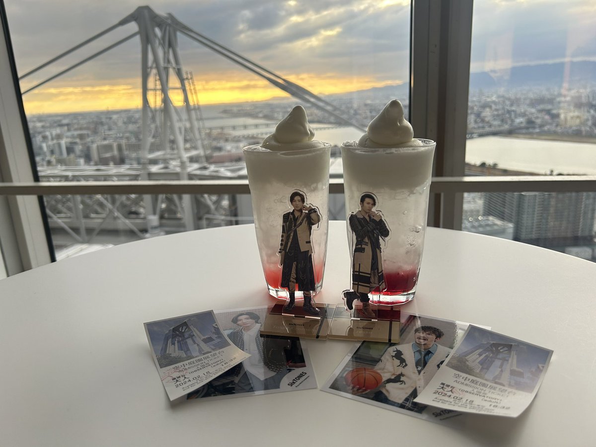 beee_saku's tweet photo. 旅の締めはスカイビルで黄昏���🌆
時間狙った訳じゃないのにベストすぎて感動……♡♡
ドリンクとか設備がオタクに優しくて行ってみたかったから満足感凄かった🥺✌️
また今度ゆっくり行きたい！！！
大阪遠征最高だった〜🐙

#SixTONES_VVS https://t.co/jLQP1PIzvn