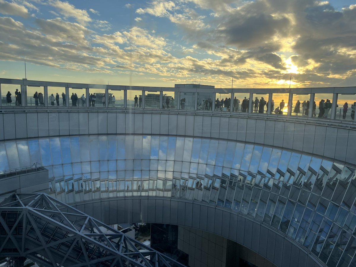 beee_saku's tweet photo. 旅の締めはスカイビルで黄昏���🌆
時間狙った訳じゃないのにベストすぎて感動……♡♡
ドリンクとか設備がオタクに優しくて行ってみたかったから満足感凄かった🥺✌️
また今度ゆっくり行きたい！！！
大阪遠征最高だった〜🐙

#SixTONES_VVS https://t.co/jLQP1PIzvn