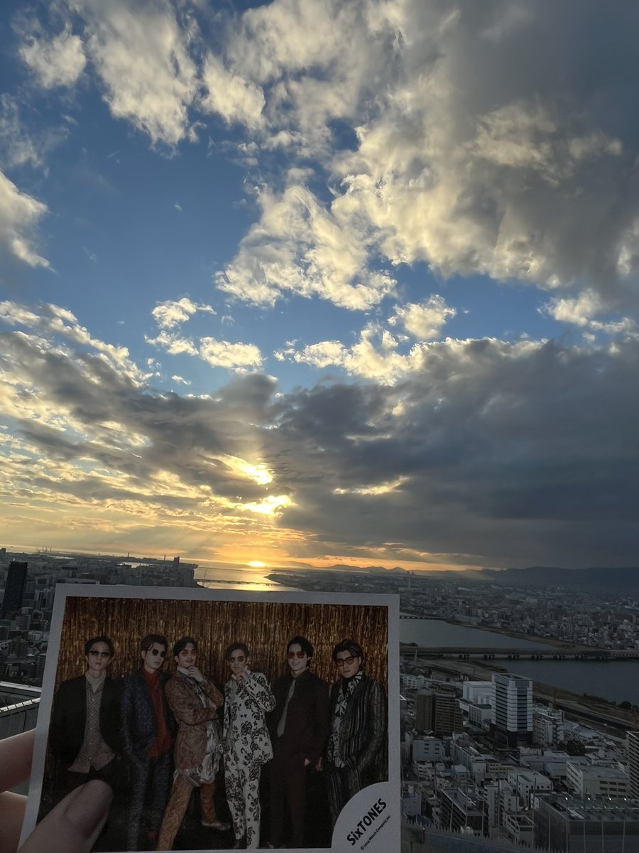beee_saku's tweet photo. 旅の締めはスカイビルで黄昏���🌆
時間狙った訳じゃないのにベストすぎて感動……♡♡
ドリンクとか設備がオタクに優しくて行ってみたかったから満足感凄かった🥺✌️
また今度ゆっくり行きたい！！！
大阪遠征最高だった〜🐙

#SixTONES_VVS https://t.co/jLQP1PIzvn