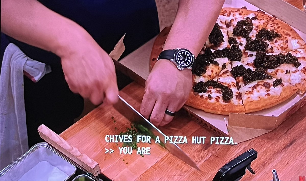 LeRoid's tweet photo. @netflix #dinnertimelive went insane with @pizzahut topped with caviar and chives! LOL @davidchang https://t.co/etyyQPRoYr