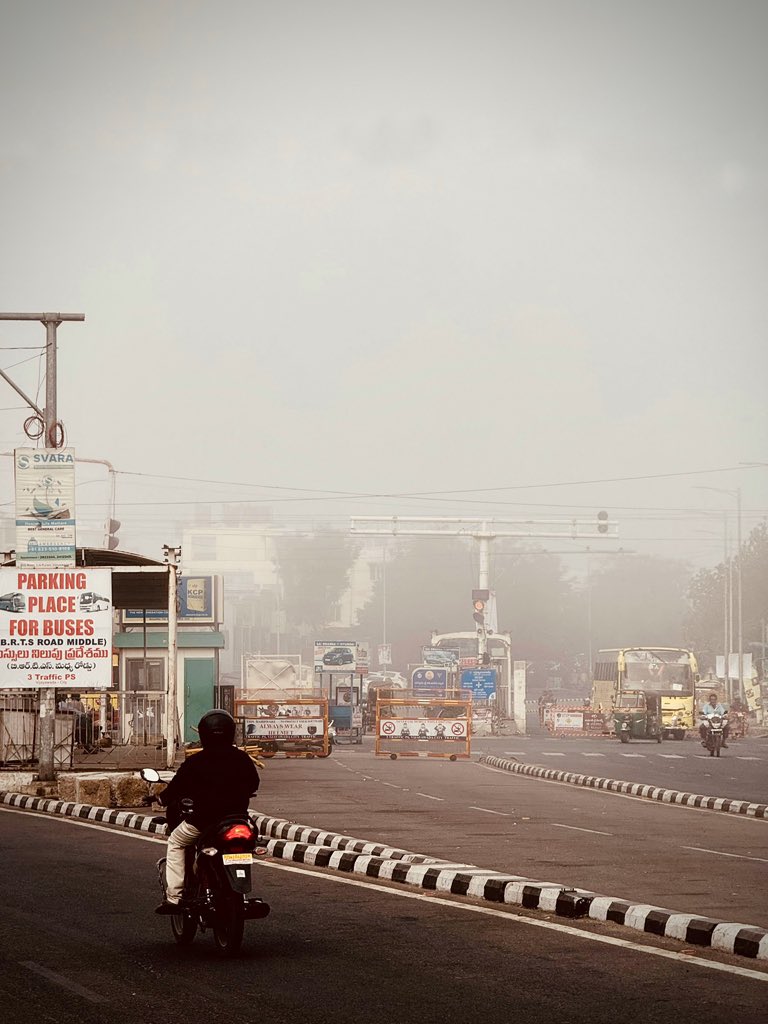 moddagudu6969's tweet photo. Foggy mornings of vijayawada🌁

#vijayawada #AndhraPadesh https://t.co/9j0KNeod9B