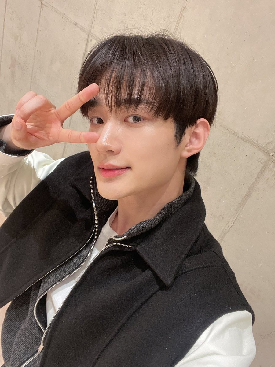by_verivery's tweet photo. [#용승]       

HAPPY WEDNESDAY☔️

#YONGSEUNG #베리베리 #VERIVERY https://t.co/p9FIXLzwXj