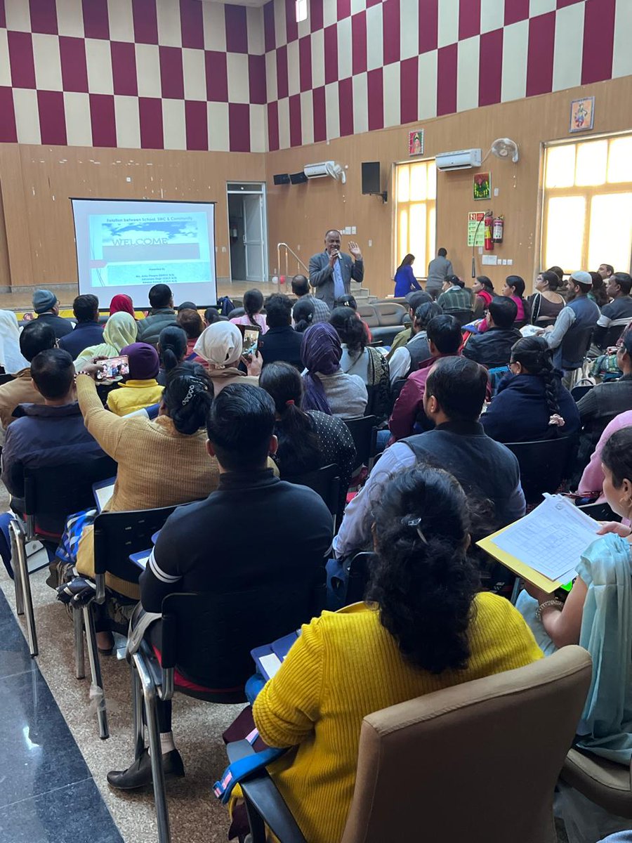 DietBhola's tweet photo. #SMCtraining
Dr. Anil Kumar Teotia, Principal also interacted with SMCs Conveners & members to explain in detail the role of #Vidyanjali in connecting the community to schools & community role in schools will address real education.
Indeed worth program!
@VidyanjaliDelhi https://t.co/pFPjZLgJil