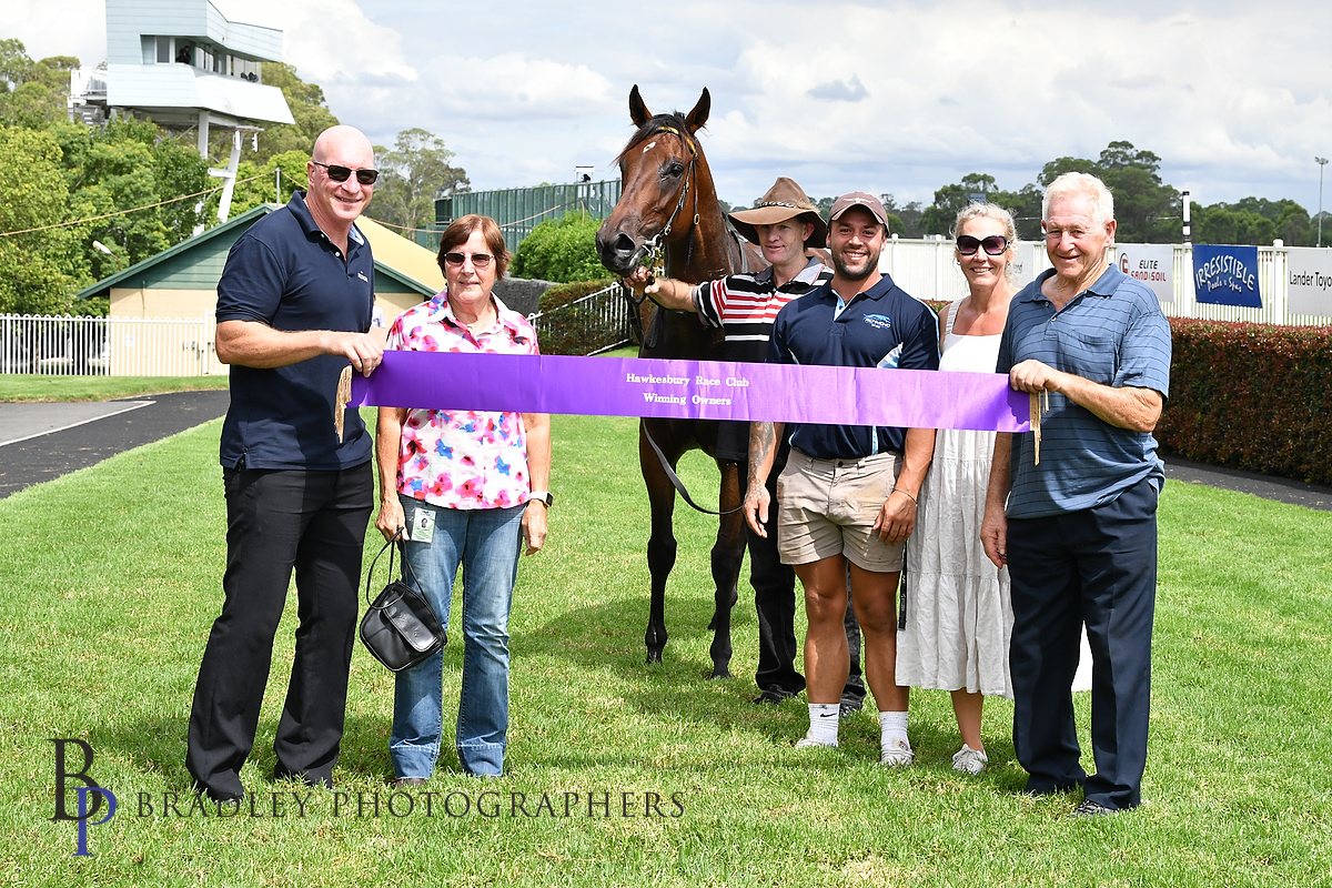 Local trainer Mike Van Gestel & filly Dark Glitter took out Race 3 Provincial Class 1 HCP 1000m, with @MollyBourke7 in the saddle! 
Images @Bradley_Photos