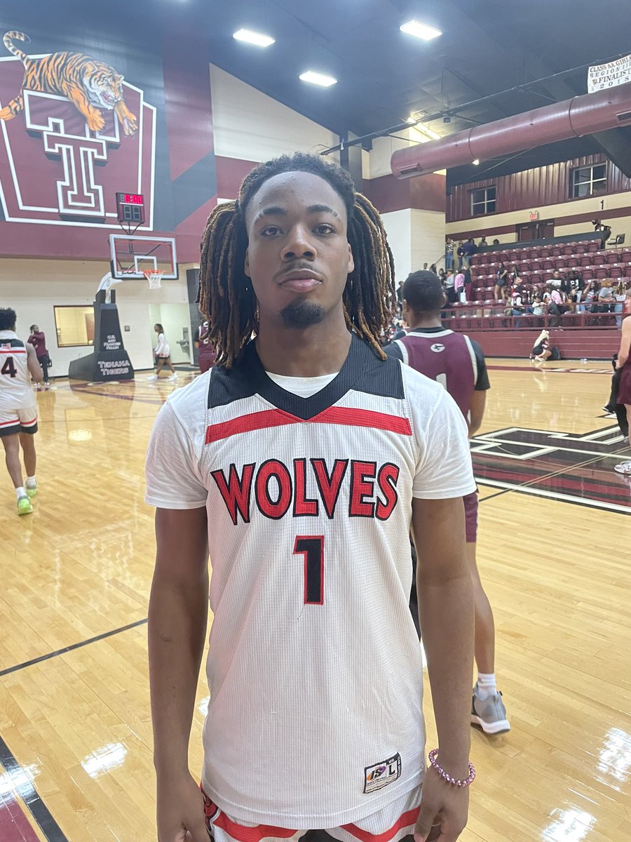 Cloudy Courtside tweet media