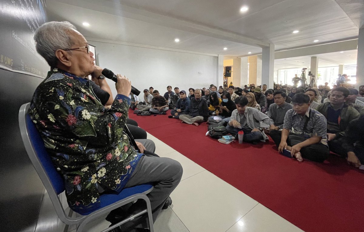Sebuah kehormatan, roadshow "Dirty Vote" di kampus Widya Gama (Malang) dihadiri Prof. Mukthie Fadjar (Wakil Ketua Mahkamah Konstitusi 2003-2008).

"Kita perlu mempertimbangkan dengan serius perlunya Reformasi jilid 2"