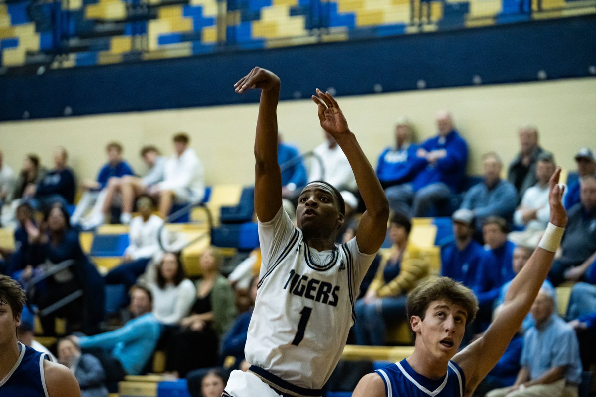 HolyCrossTiger's tweet image. Cash Pichon named to All-District 9-5A basketball team. 🐅🏀 

📊 13 ppg - 4.3 rpg - 2 apg

#WeAreHC