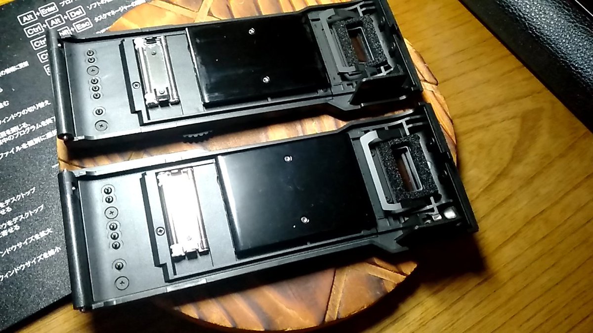 XNL163's tweet photo. この裏ブタ、実はEOS-1用で出品されてたものだったんだけど、1Nと同じっぽかったので購入。予想通り同じ部品だった。

#EOS1N #裏ブタ
#1N109089 https://t.co/tce4vrlgYA