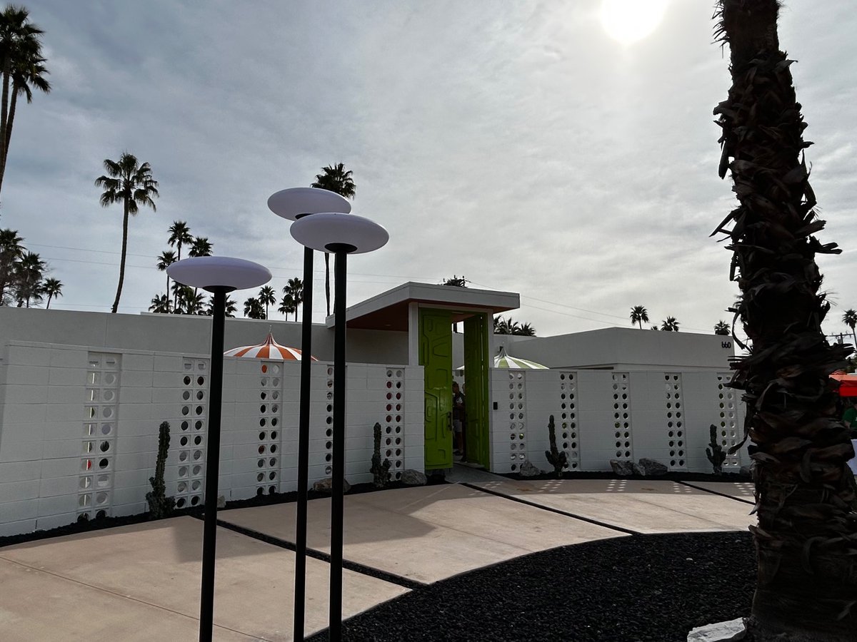 As part of #ModernismWeek, I got to tour the SHAG house in Palm Springs. Let’s go inside, shall we? (1/6)