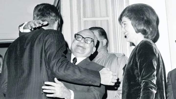 eleisiespinaad's tweet photo. #21Feb1963 Pdte Betancourt recibe medalla de oro Universidad de New York:
"Mal negocio hacen los q tiendan a apoyar regímenes d fuerza […] A la larga esos regímenes antidemocráticos incuban comunismo, como el régimen d Fulgencio Batista en Cuba incubó al régimen de Fidel Castro" https://t.co/uMAkcGhh9G