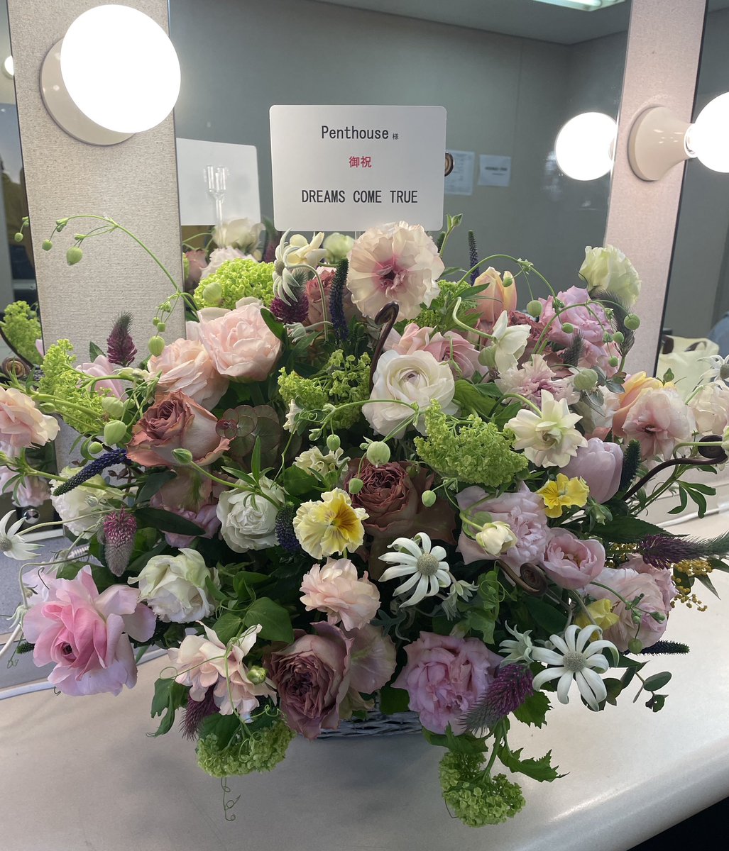 Maho_0113's tweet photo. 最も尊敬するアーティストから自分のバンドのワンマンLIVEで、お花を贈って頂ける日が来るなんて…幸せすぎます…
夢…？🥺✨

マサさん、美和さん本当にありがとうございます😭✨

@DCT_MASATO 
#DreamsComeTrue https://t.co/cFj8P0p4gn