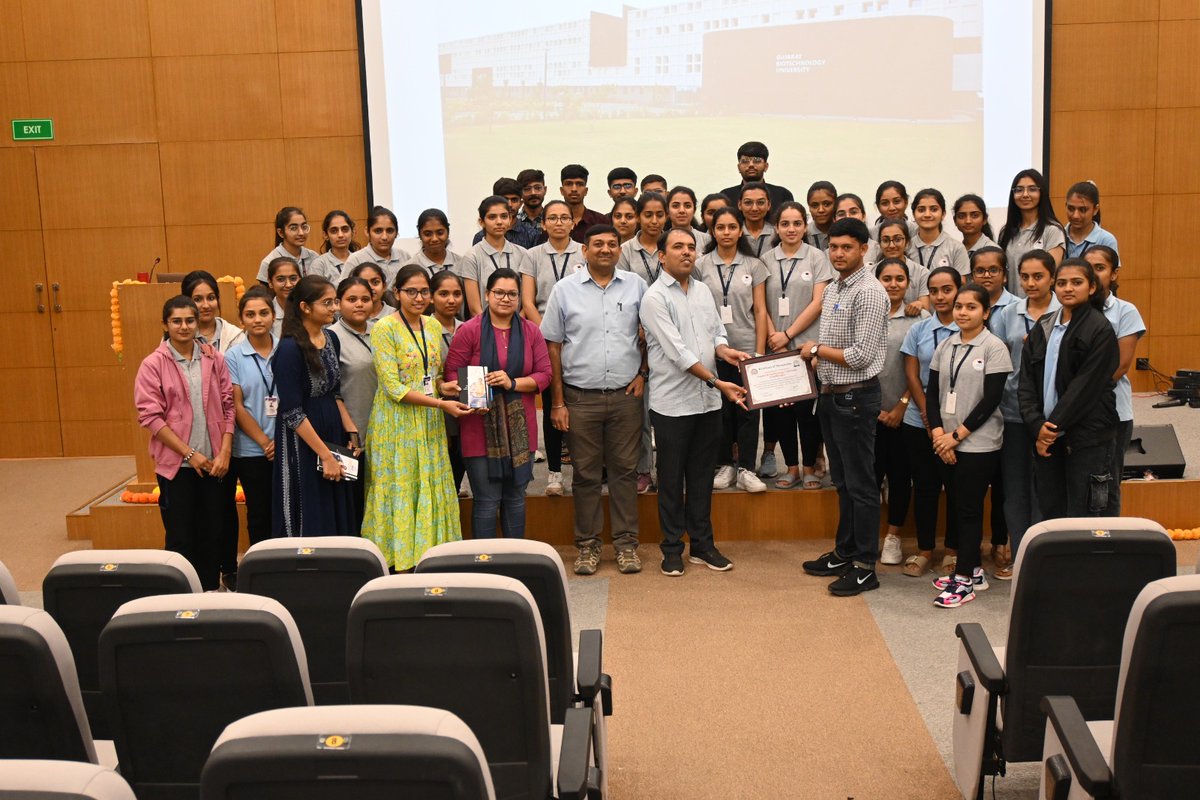 Students & faculty members from SET Science College, Junagadh visited @GujBiotechUni. They had an opportunity to witness cutting-edge research instruments & state-of-the-art research laboratories. #ScienceExploration #LearningJourney #SETScienceCollege #EducationalVisit