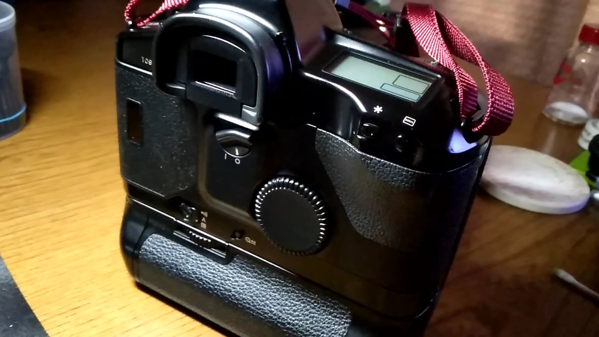 XNL163's tweet photo. ものの数秒で換装完了。
動作上も問題なし。
いや〜、やっぱ精神衛生上からもちゃぁんと部品ついてるのっていいねっ。

#EOS1N #裏ブタ
#1N109089 https://t.co/H2SKc9MLs3