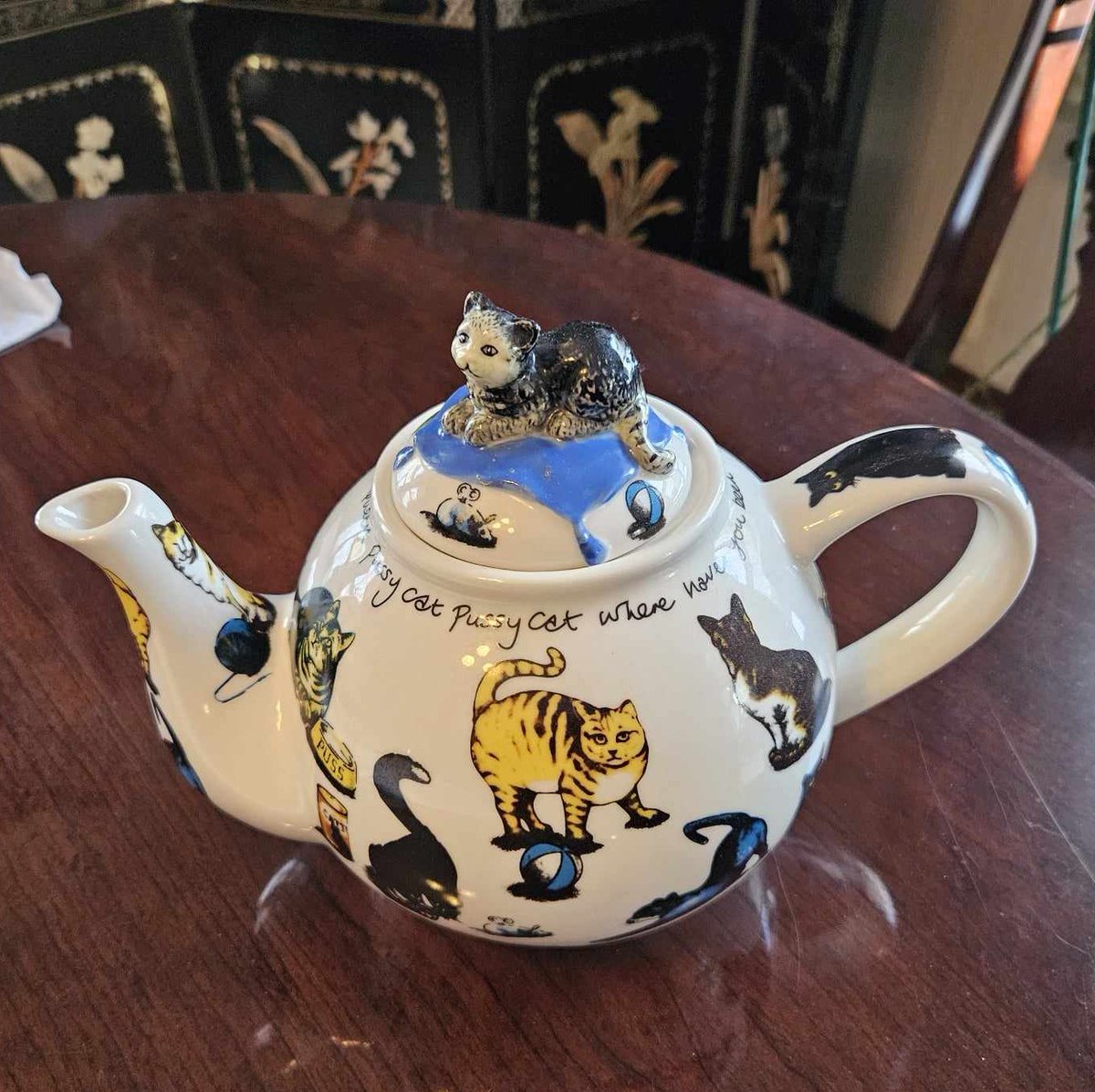 🫖 Teapot Tuesdays! What better way to celebrate National Pet Day than with a cuppa from this kitty pot? 😻
#teapottuesdays #authorswhodrinktea #nationalpetday #catteapot #timetravelinglibrarian #berylbluetimecopseries