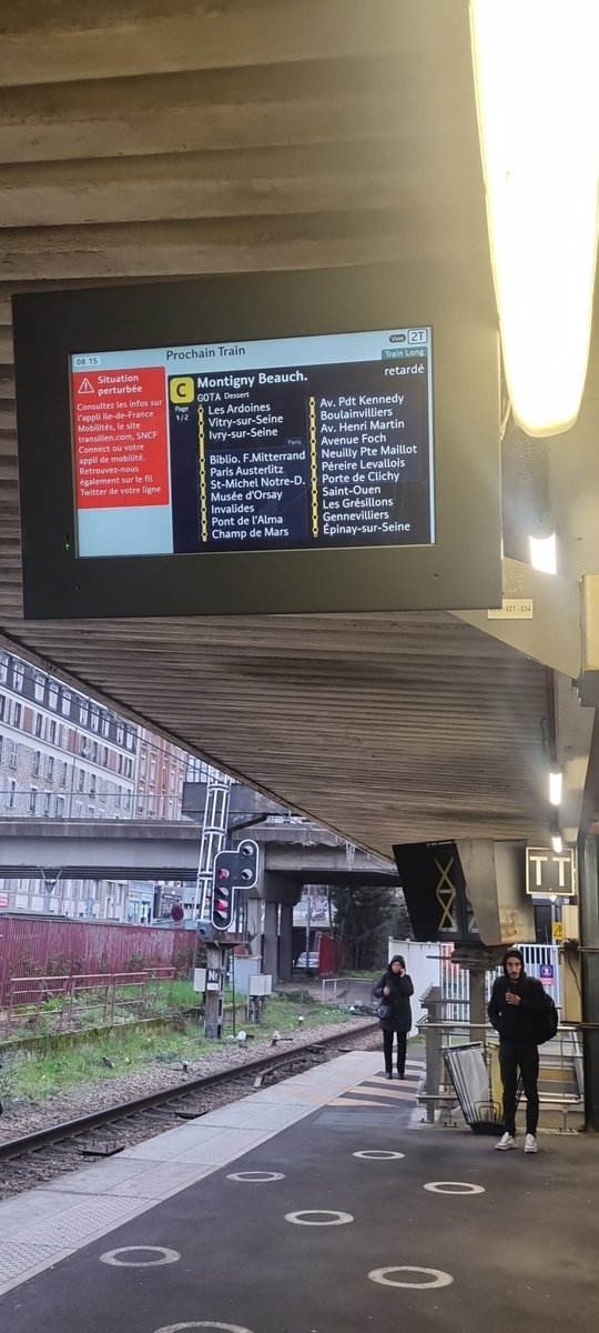 LauraME43235459's tweet photo. @RERC_SNCF
Vous trouvez ca normal que tout vos trains soient retardé sans arrêt, panne de réseau, train en panne, problème de gestion ect pas un jours sans un problème !! Ont payent 86 € par moi pour un service de merde 
Bande d'incapables https://t.co/JHxQdaMBDq