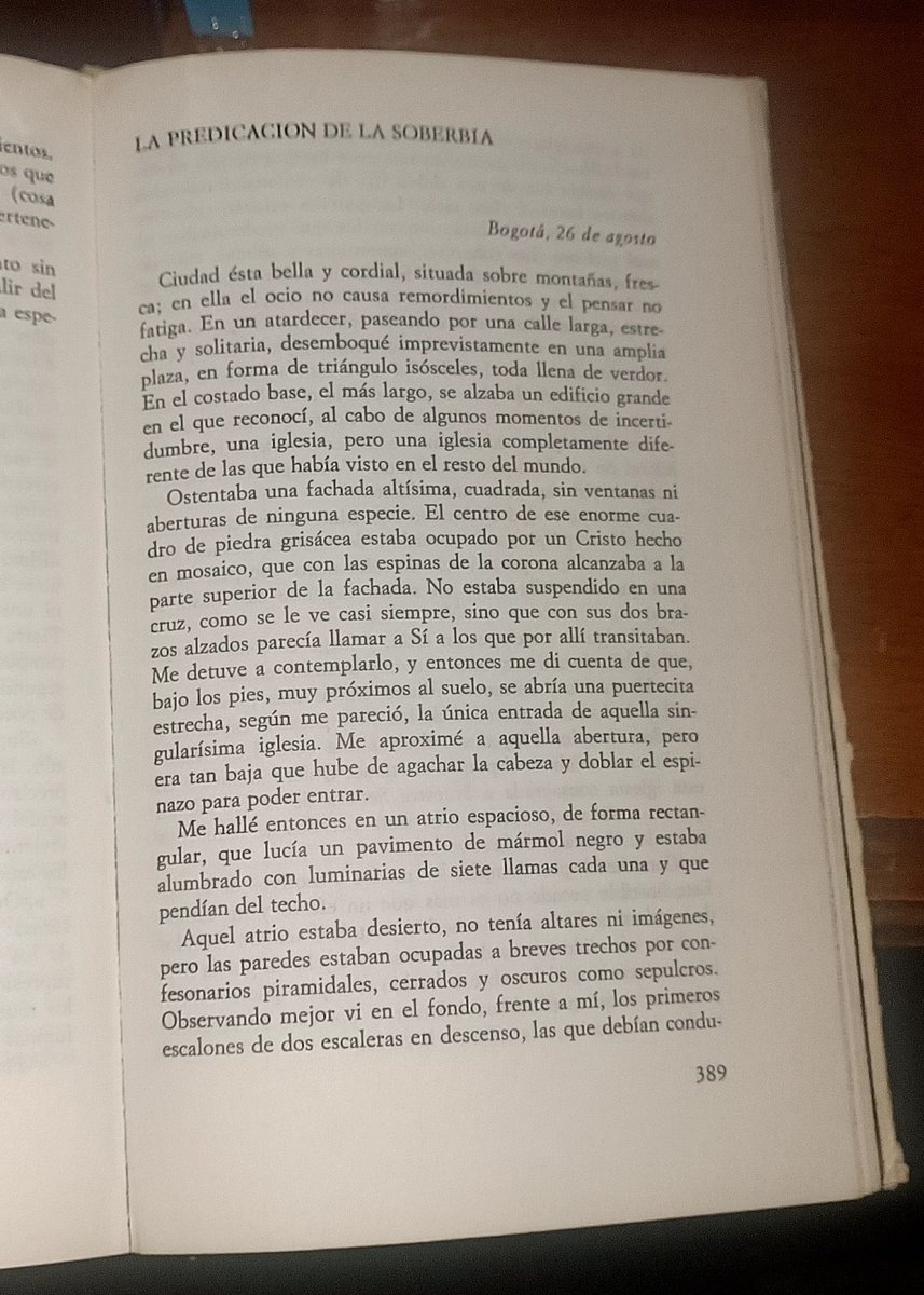 En él describe la visita del personaje a la capital colombiana, Bogotá. Allí encuentra una particular iglesia donde se celebra una extraña ceremonia en la que el sermón principal trata sobre la soberbia. Todo esto sucede el 26 de agosto de algún año entre 1930 y 1950.