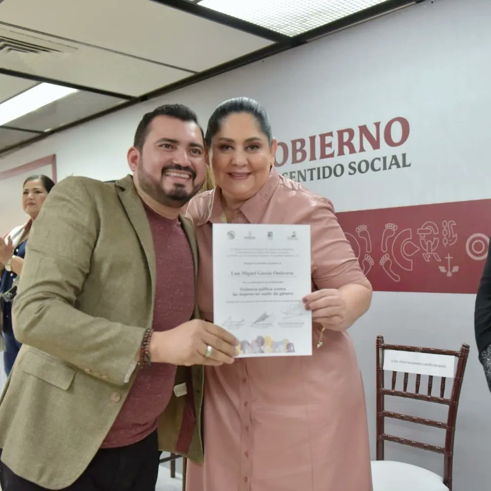 DivaGastelum's tweet photo. Hoy tuve el gran honor de hacer entrega de los reconocimientos por la culminación del Diplomado de “Violencia Política en razón de género”, que impartió @IDHISmexico 
Agradezco al @IBDSenado y a @sinaloagobmx por coadyuvar en este importante esfuerzo.
#SeguimosAvanzando https://t.co/nsIzJX8m1D