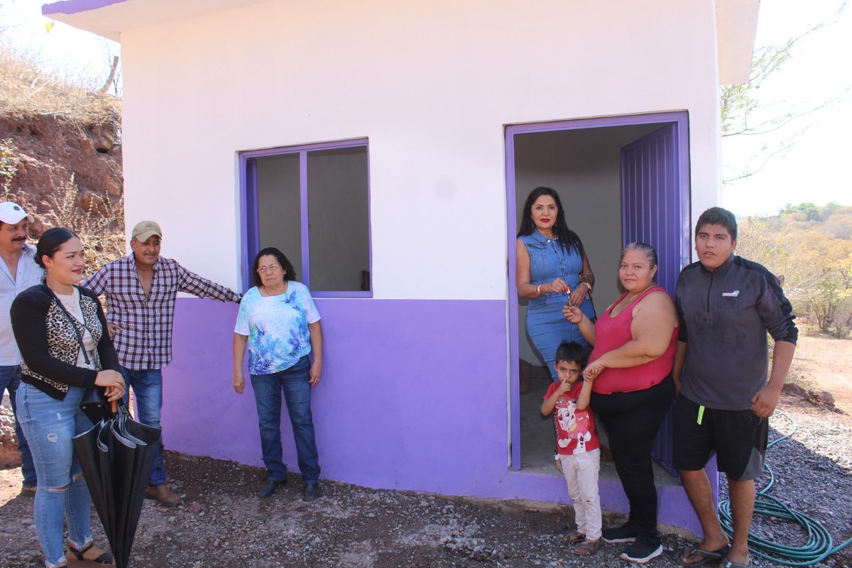 EnConcretoMich's tweet photo. 📷La alcaldesa de #Tiquicheo hizo entrega de 11 cuartos dormitorio en la cabecera municipal
https://t.co/0VRiqUbOHw https://t.co/Y57xqi45WJ