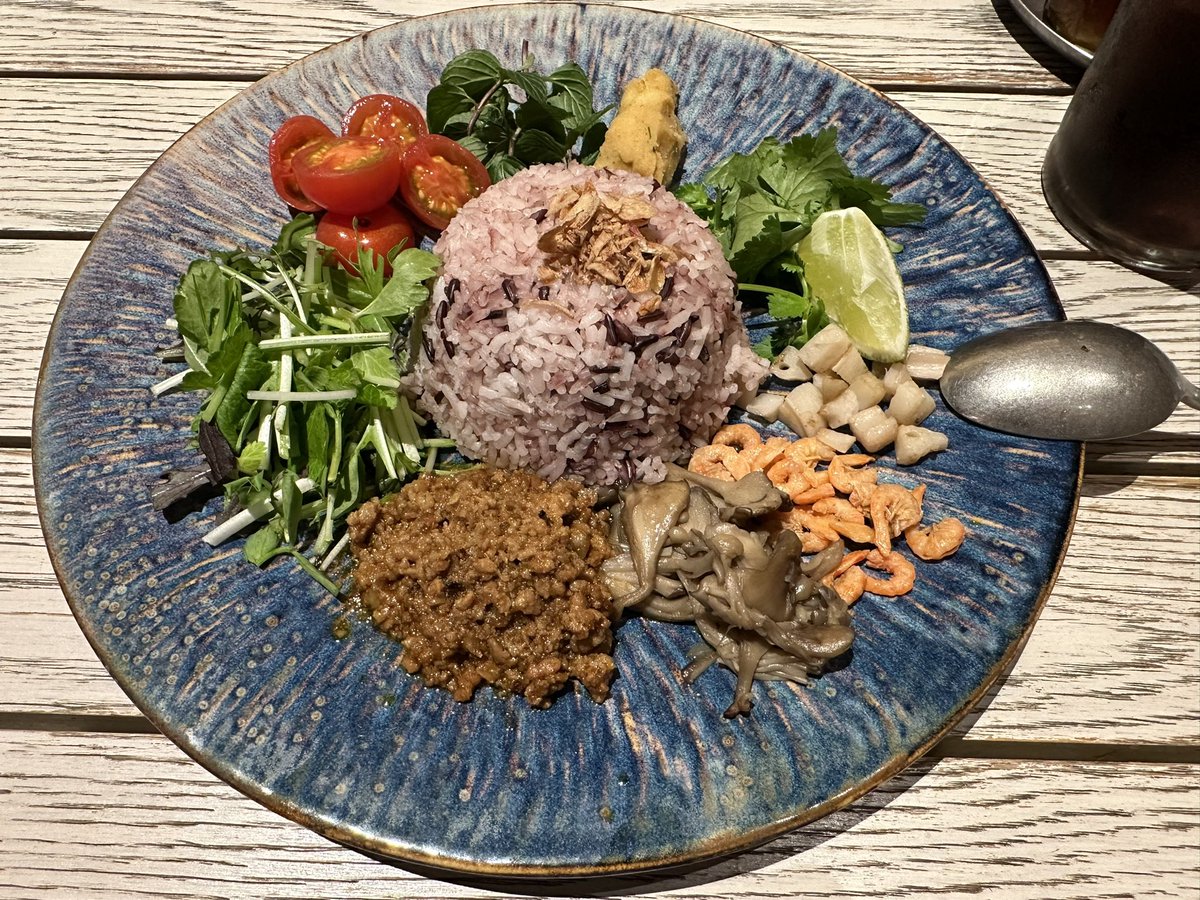 Gonzares_1199's tweet photo. ベトナム料理🇻🇳
トムヤム コム アン フー
※ピリ辛彩り混ぜご飯
美味かったなぁ〜😊
#銀座 #ランチ #ベトナム料理 #生春巻き #トヤムコムアンフー #マダムミイモダンタイベトナメーゼ #エスニック料理 #銀座ランチ #Ginza #Vietnamesefood #ethniccuisine #freshspringrolls #gourmet #delicious https://t.co/OoE86UVKA8