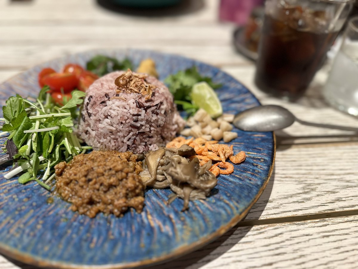 Gonzares_1199's tweet photo. ベトナム料理🇻🇳
トムヤム コム アン フー
※ピリ辛彩り混ぜご飯
美味かったなぁ〜😊
#銀座 #ランチ #ベトナム料理 #生春巻き #トヤムコムアンフー #マダムミイモダンタイベトナメーゼ #エスニック料理 #銀座ランチ #Ginza #Vietnamesefood #ethniccuisine #freshspringrolls #gourmet #delicious https://t.co/OoE86UVKA8