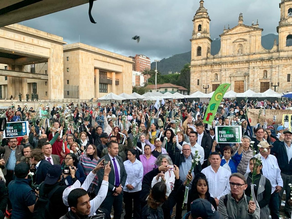 IvanCepedaCast's tweet photo. Muy significativa la multitudinaria movilización que promovió hoy @DefendamosPaz. No solo un merecido homenaje a los firmantes de paz y a quienes ejercen el liderazgo social en los territorios, muchas a de ellos perseguidos y asesinados. También un clamor para que se acabe la indiferencia de nuestra sociedad ante tanta violencia.