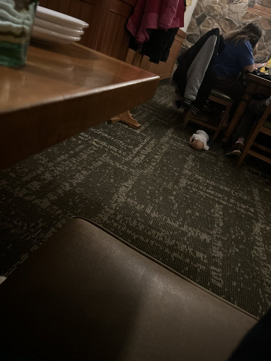 never going to olive garden again 😭 this family just put their baby on the floor??