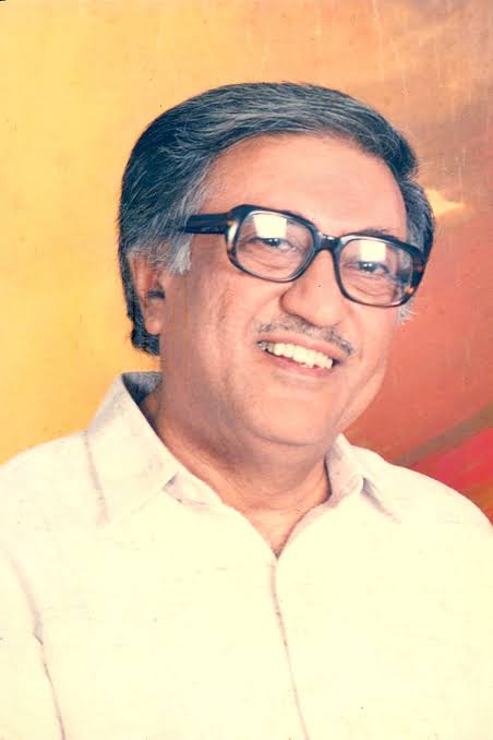 “Behno aur Bhaiyon” 💔 The legendary radio personality #AmeenSayani, the voice behind the iconic Binaca/Cibaca Geetmala on Radio Ceylon/Vividh Bharati, passes away at the age of 91. Rest In Peace, Sir. Thank you for the music and memories 🙏